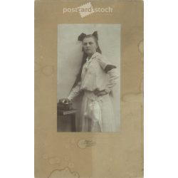   1905 - Leány masnival, fehérben. Szombathely. Fekete-fehér eredeti kasírozott papírkép, régi fotó. A képet Szilárd Tódor fényképészeti műterme készítette. (2792412)