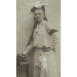 1905 - Leány masnival, fehérben. Szombathely. Fekete-fehér eredeti kasírozott papírkép, régi fotó. A képet Szilárd Tódor fényképészeti műterme készítette. (2792412)