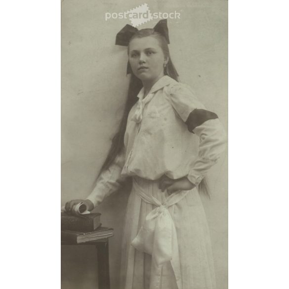 1905 - Leány masnival, fehérben. Szombathely. Fekete-fehér eredeti kasírozott papírkép, régi fotó. A képet Szilárd Tódor fényképészeti műterme készítette. (2792412)
