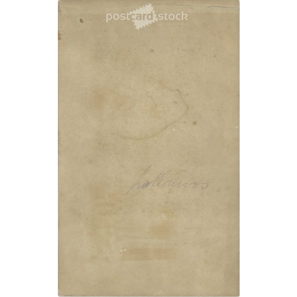 1905 - Leány masnival, fehérben. Szombathely. Fekete-fehér eredeti kasírozott papírkép, régi fotó. A képet Szilárd Tódor fényképészeti műterme készítette. (2792412)