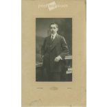 1905 - Előkelő fiatalember, műtermi fotója. Szombathely. Fekete-fehér eredeti kasírozott papírkép, régi fotó. A képet Szilárd Tódor fényképészeti műterme készítette. (2792413)