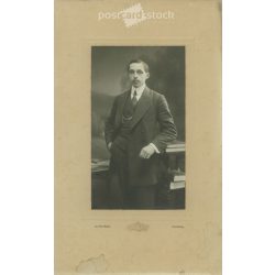   1905 - Előkelő fiatalember, műtermi fotója. Szombathely. Fekete-fehér eredeti kasírozott papírkép, régi fotó. A képet Szilárd Tódor fényképészeti műterme készítette. (2792413)