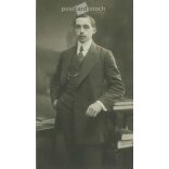 1905 - Előkelő fiatalember, műtermi fotója. Szombathely. Fekete-fehér eredeti kasírozott papírkép, régi fotó. A képet Szilárd Tódor fényképészeti műterme készítette. (2792413)