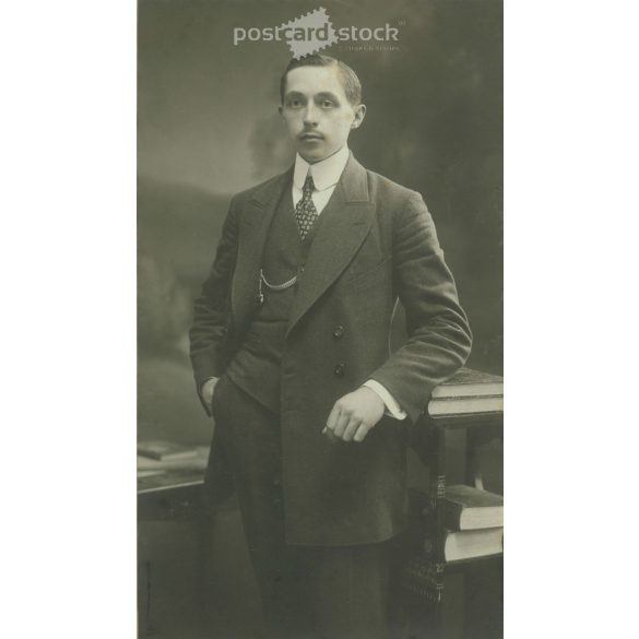 1905 - Előkelő fiatalember, műtermi fotója. Szombathely. Fekete-fehér eredeti kasírozott papírkép, régi fotó. A képet Szilárd Tódor fényképészeti műterme készítette. (2792413)