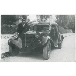   1930-as évek. Parkoló autó és sofőrje. Készítője ismeretlen. Fekete-fehér eredeti papírkép, régi fotó. (2792414)