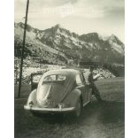 1955 - Németország. Útmenti pihenő. Autós túrán a hegyekben. Fekete-fehér eredeti papírkép, régi fotó.  (2792415)