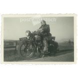 1951 - Németország. Útmenti fotó egy motoros hölgyről. Készítője ismeretlen. Fekete-fehér eredeti papírkép, régi fotó.  (2792418)