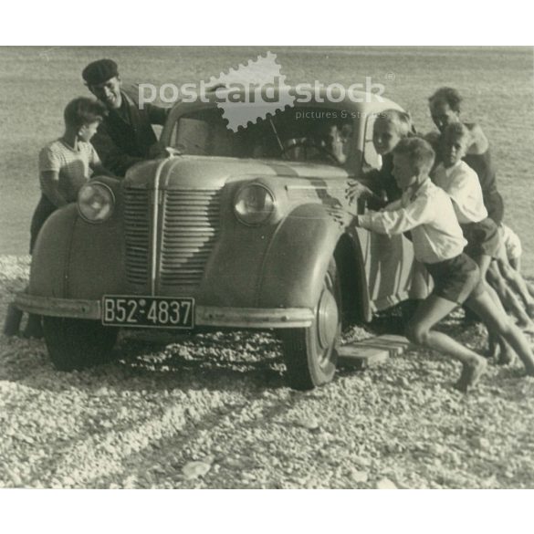 1940-es évek. Elakadás a homokban. A kép készítője ismeretlen. Fekete-fehér eredeti papírkép, régi fotó. (2792424)