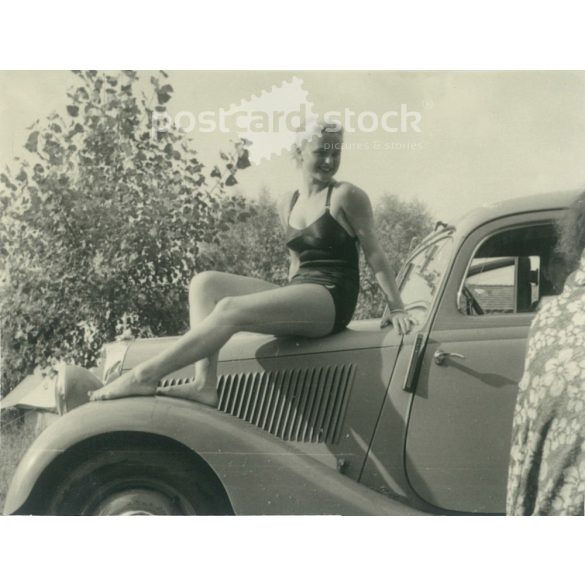 1953 - Németország. Bodensee. Csinos, fiatal nő ül az autón. Készítője ismeretlen. Fekete-fehér eredeti papírkép, régi fotó.  (2792425)