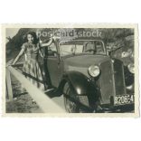 1950-es évek. Németország. Fiatal nő, autója mellett, a hegyekben. A kép készítője ismeretlen. Fekete-fehér eredeti papírkép, régi fotó. (2792426)