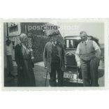 1950-es évek. Németország. Családi fotó, idős emberek az autó előtt állva. A kép készítője ismeretlen. Fekete-fehér eredeti papírkép, régi fotó. (2792431)