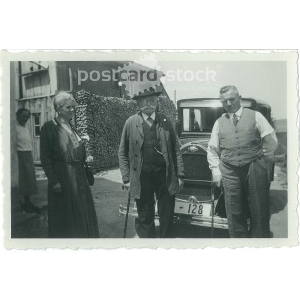 1950-es évek. Németország. Családi fotó, idős emberek az autó előtt állva. A kép készítője ismeretlen. Fekete-fehér eredeti papírkép, régi fotó. (2792431)