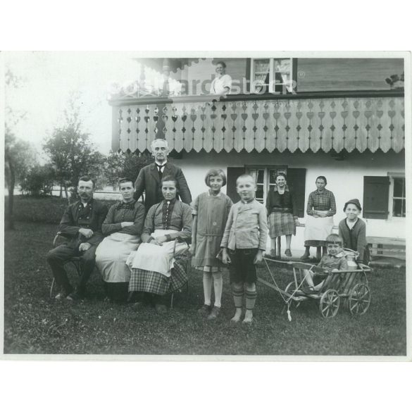 1938 - Németország. Oswald család. Családi fotó a ház előtt. Készítője ismeretlen. Fekete-fehér eredeti papírkép, régi fotó.  (2792432)