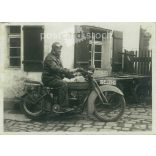 1930-as évek. Németország. Férfi motoron, indulás előtt. A kép készítője ismeretlen. Fekete-fehér eredeti papírkép, régi fotó. (2792433)