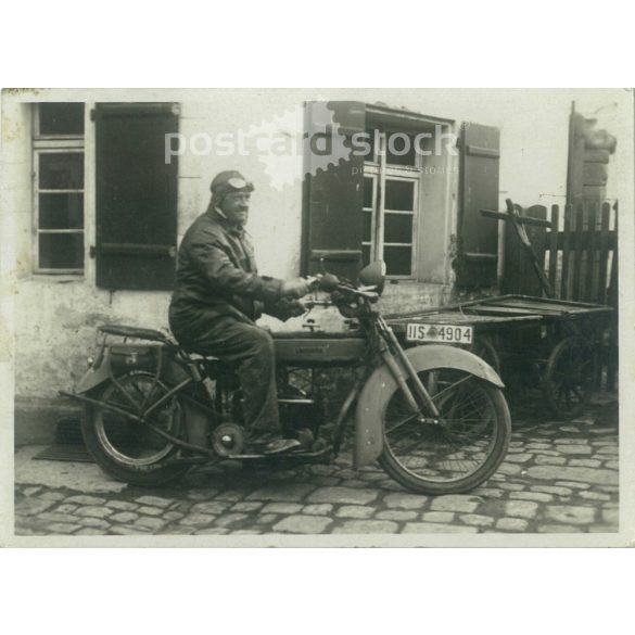 1930-as évek. Németország. Férfi motoron, indulás előtt. A kép készítője ismeretlen. Fekete-fehér eredeti papírkép, régi fotó. (2792433)