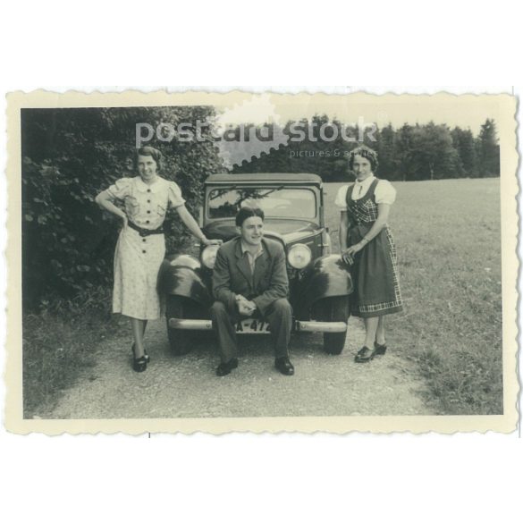 1940-es évek. Németország. Fiatalok autós kiránduláson a szabadban. Készítője ismeretlen. Fekete-fehér eredeti papírkép, régi fotó. (2792434)