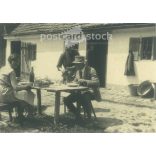 1931 - Németország. Családi ebéd a ház előtt. Vendégségben a vidéki szülőknél. Készítője ismeretlen. Fekete-fehér eredeti papírkép, régi fotó.  (2792437)