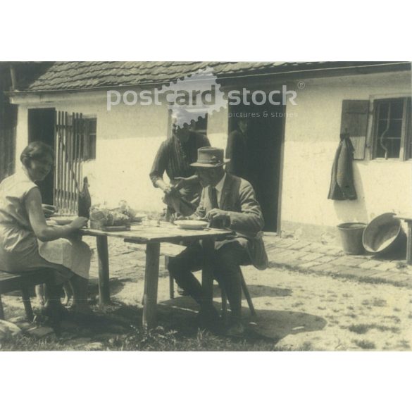 1931 - Németország. Családi ebéd a ház előtt. Vendégségben a vidéki szülőknél. Készítője ismeretlen. Fekete-fehér eredeti papírkép, régi fotó.  (2792437)