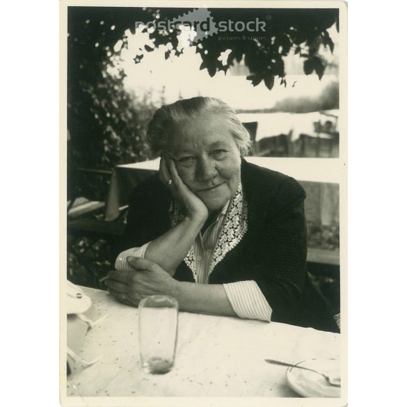 1940-es évek. Németrország. Ebéd után. Foto Wolf fotóstúdió munkája. Fekete-fehér eredeti papírkép, régi fotó. (2792439)