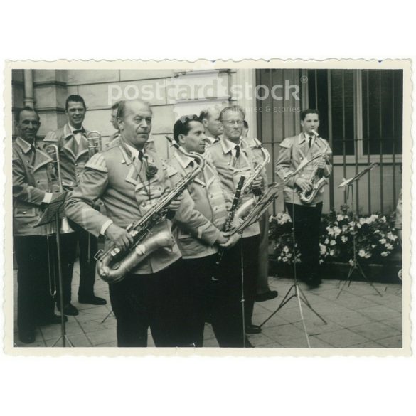 1958 - Németország. Fúvószenekar. A kép Hamburgban készült. Készítője ismeretlen. Fekete-fehér eredeti papírkép, régi fotó.  (2792442)