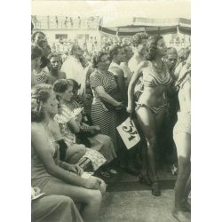   1950-es évek. Németrország. Szépségverseny, középen a 34-es versenyzővel. A kép készítője ismeretlen. Fekete-fehér eredeti papírkép, régi fotó. (2792445)