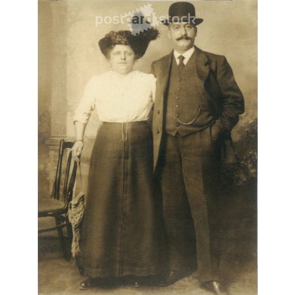 1940-es évek. Németország. Középkorú elegáns pár. Gutsch Verlag kiadása, Berlin. Vágott képeslap. Szépia hatású, régi fotó utáni reprint. (2792447)