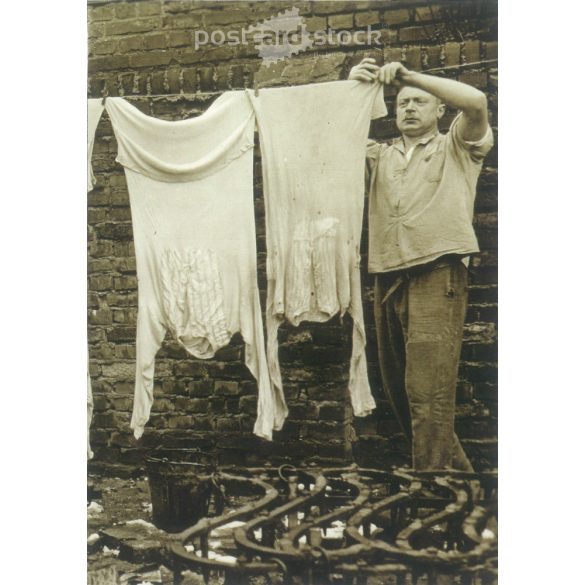 1950-es évek. Németország. Ruhateregetés. Gutsch Verlag kiadása, Berlin. Vágott képeslap. Fekete-fehér, régi fotó utáni reprint. (2792450)