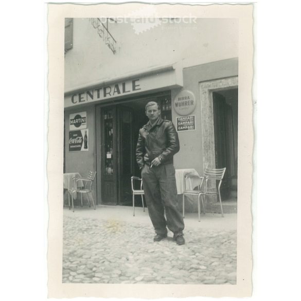 1964 - Fiatal férfi egy kávéház előtt. FOKI Foto fényképészeti műterem készítette. Fekete-fehér eredeti papírkép, régi fotó. (2792453)
