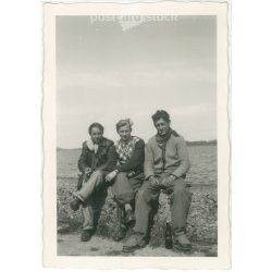   1964 - Fiatal férfiak (fiúk) tóparti kiránduláson. Fekete-fehér eredeti papírkép, régi fotó. (2792454)