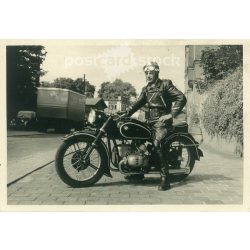   1960-as évek. Németország. Feltehetően motoros rendőr, egy BMW motorkerékpáron. Fekete-fehér eredeti papírkép, régi fotó.  (2792456)