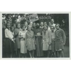   1932. Németország. Fiatal lányok pappal. Fekete-fehér eredeti papírkép, régi fotó.  (2792463)