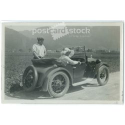   1920-as évek. Németország. Utazó pár útmenti pihenésen. Fekete-fehér eredeti papírkép, régi fotó.  (2792469)