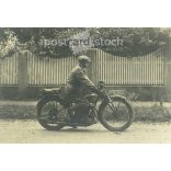 1920-as évek. Németország. Motoros férfi az utcán. Fekete-fehér eredeti papírkép, régi fotó. (2792470)