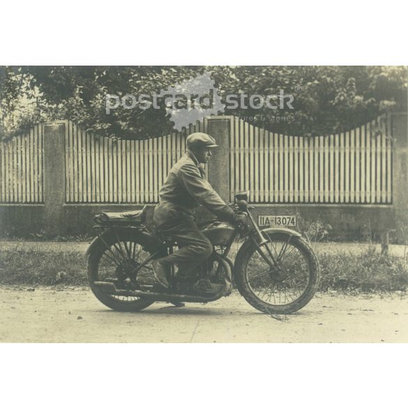 1920-as évek. Németország. Motoros férfi az utcán. Fekete-fehér eredeti papírkép, régi fotó. (2792470)