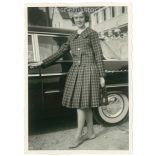1950-es évek. Németország. Elegáns hölgy, elegáns autó mellett. Fekete-fehér eredeti papírkép, régi fotó. (2792472)