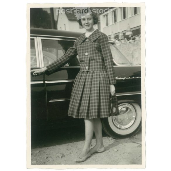 1950-es évek. Németország. Elegáns hölgy, elegáns autó mellett. Fekete-fehér eredeti papírkép, régi fotó. (2792472)