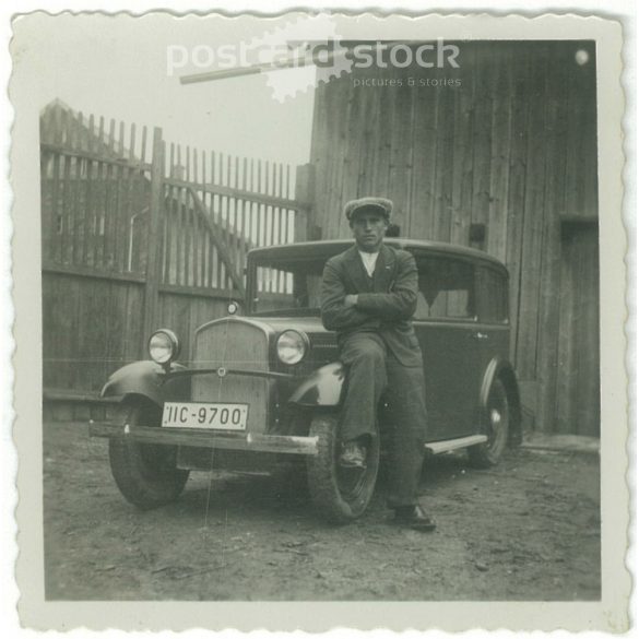 1920-as évek. Németország. Fiatalember az autón ülve, a fészer előtt. Fekete-fehér eredeti papírkép, régi fotó. (2792474)