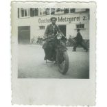 1920-as évek. Németország. Fiatalember álló motoron. A kép készítője Müller sche apotheke. Fekete-fehér eredeti papírkép, régi fotó. (2792475)