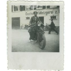   1920-as évek. Németország. Fiatalember álló motoron. A kép készítője Müller sche apotheke. Fekete-fehér eredeti papírkép, régi fotó. (2792475)