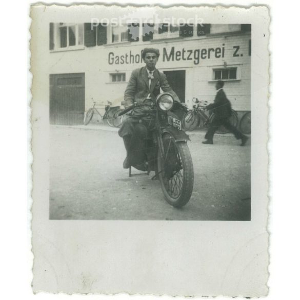 1920-as évek. Németország. Fiatalember álló motoron. A kép készítője Müller sche apotheke. Fekete-fehér eredeti papírkép, régi fotó. (2792475)