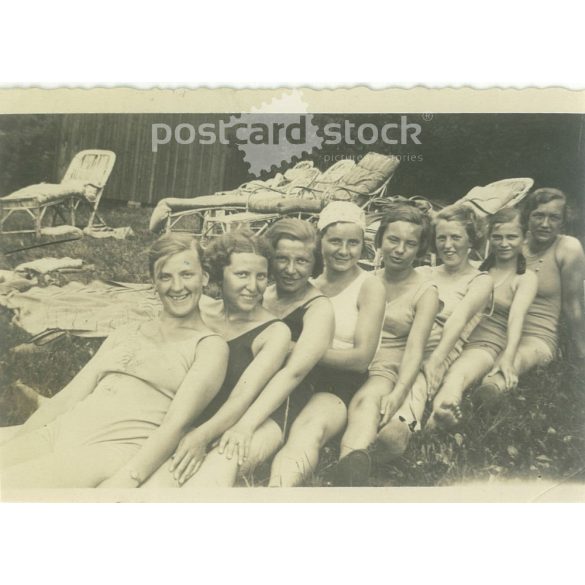 1950-es évek. Németország. Lányok a strandon. Fekete-fehér eredeti papírkép, régi fotó. (2792480)