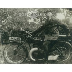   1930-as évek. Németország. Vidéki motoros bőrruhában. Fekete-fehér eredeti papírkép, régi fotó.  (2792485)