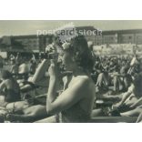 1950-es évek. Németország. Fiatal nő, fotózás a strandon. Fekete-fehér eredeti papírkép, régi fotó.  (2792488)