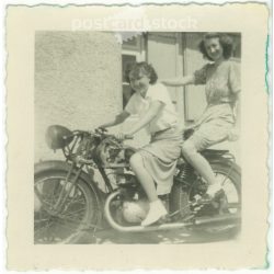   1950. Németország. Fiatal hölgyek egy álló motorkerékpáron. A kép készítője Foto-Uschold. Fekete-fehér eredeti papírkép, régi fotó.  (2792489)