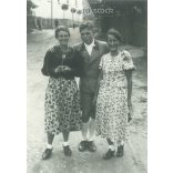 1950-es évek. Németország. Fiatalember, hölgyek társaságában. A kép készítője Foto-Seitz. Fekete-fehér eredeti papírkép, régi fotó.  (2792491)