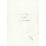 1950-es évek. Németország. Fiatalember, hölgyek társaságában. A kép készítője Foto-Seitz. Fekete-fehér eredeti papírkép, régi fotó.  (2792491)