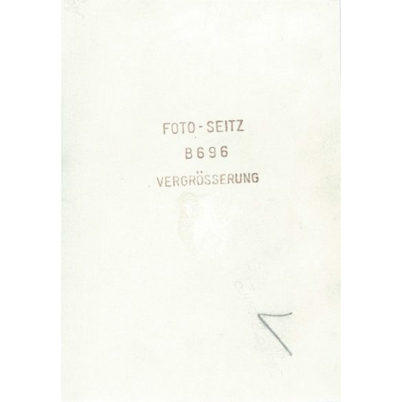 1950-es évek. Németország. Fiatalember, hölgyek társaságában. A kép készítője Foto-Seitz. Fekete-fehér eredeti papírkép, régi fotó.  (2792491)