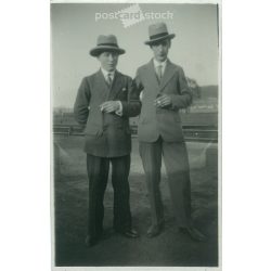   1950-es évek. Németország. Fiatalurak, cigarettával. A kép készítője és a rajta szereplők személye ismeretlen. Fekete-fehér eredeti papírkép, régi fotó.  (2792492)