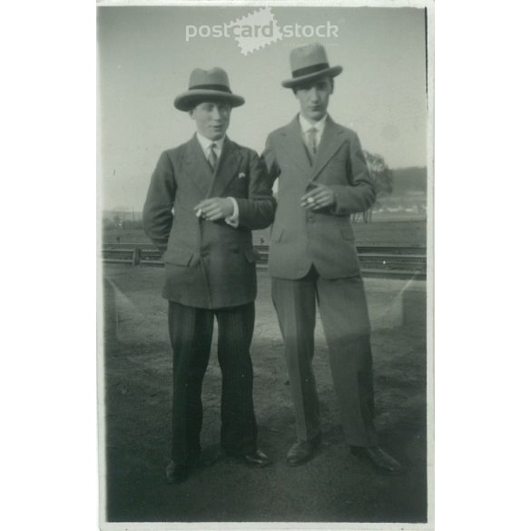 1950-es évek. Németország. Fiatalurak, cigarettával. A kép készítője és a rajta szereplők személye ismeretlen. Fekete-fehér eredeti papírkép, régi fotó.  (2792492)