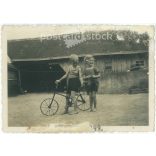 1943. Németország. Gyerekek biciklivel, egy farmon. A kép készítője és a rajta szereplő személye ismeretlen. Fekete-fehér eredeti papírkép, régi fotó.  (2792498)